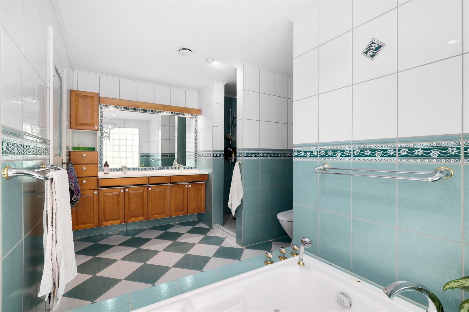 Det er god oppbevaringsplass på badet ved soverommene. Galleribilde