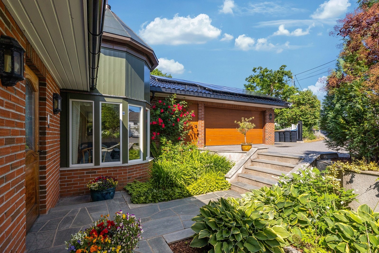 Eneboligen har et pent inngangsparti som gir et utmerket førsteinntrykk. Galleribilde