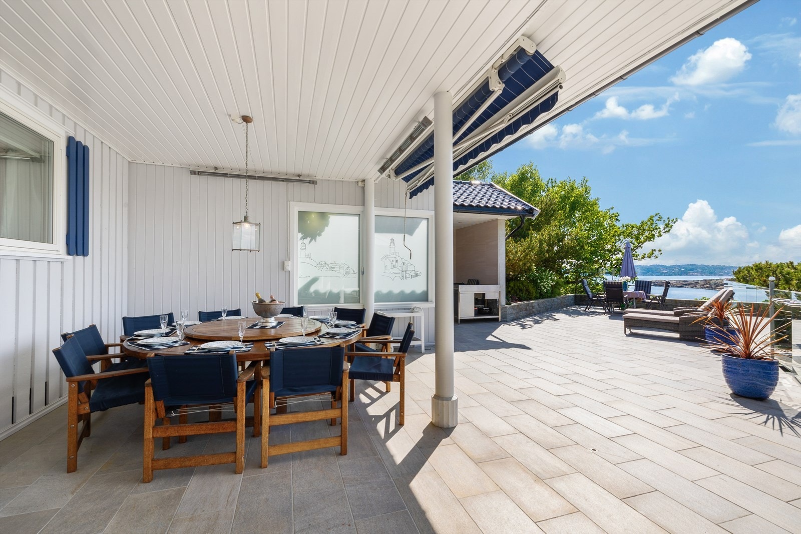 Det er montert markise og terrassevarmere i overbygget. Galleribilde