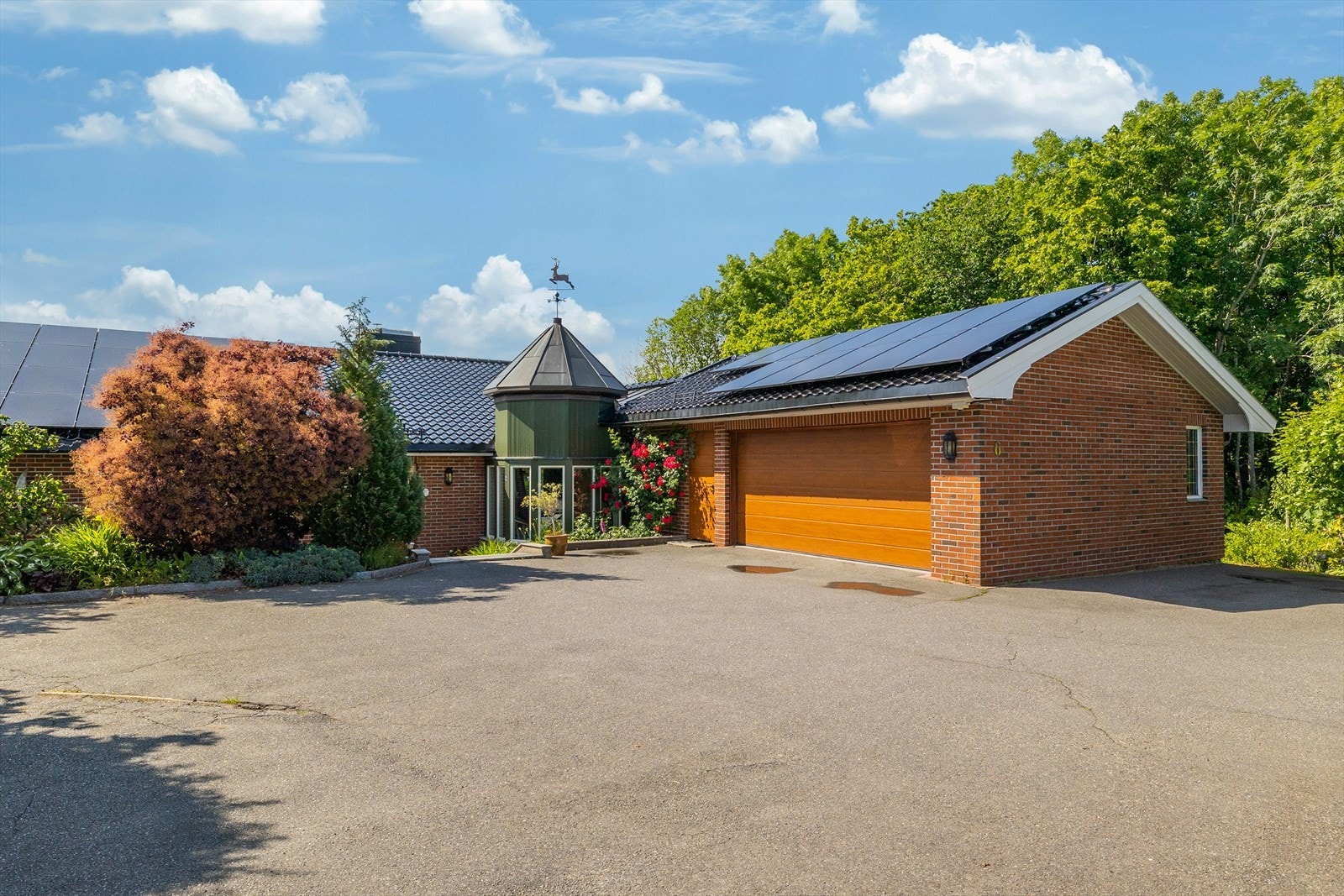 Det er god plass til flere kjøretøy i en dobbelgarasje og på en asfaltert gårdsplass på ca. 133 kvm. Galleribilde