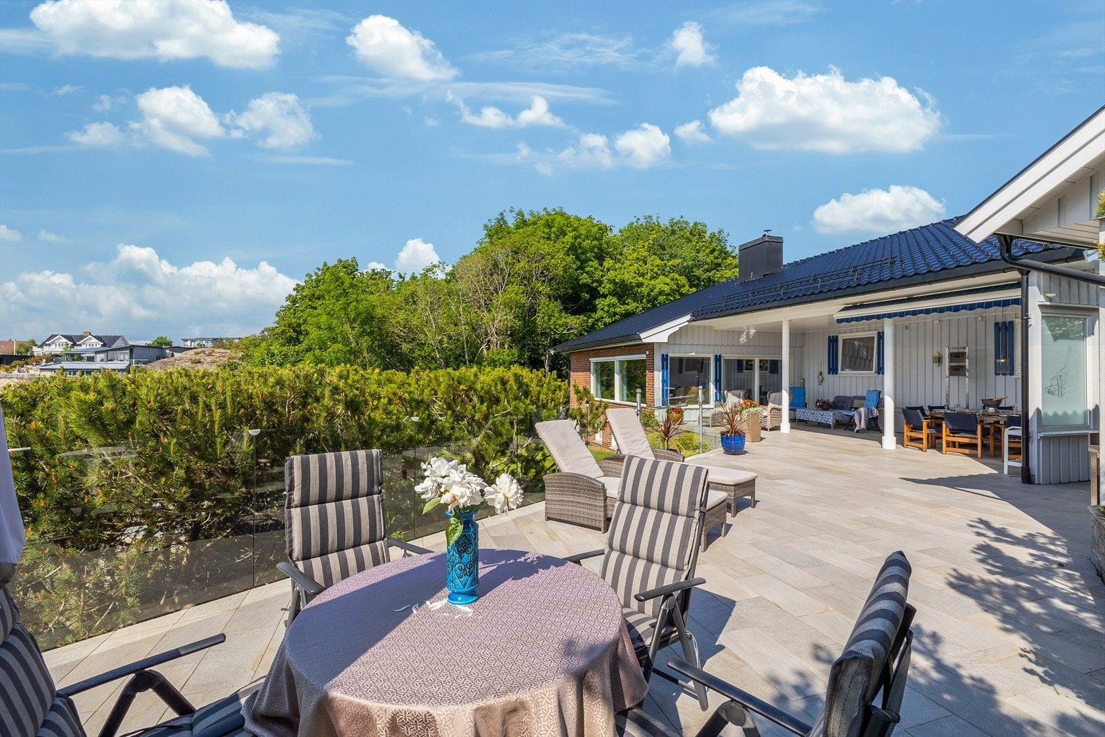 Det er utmerket plass til det man måtte ønske av utemøblement på terrasseplattingen ved stuen. Galleribilde
