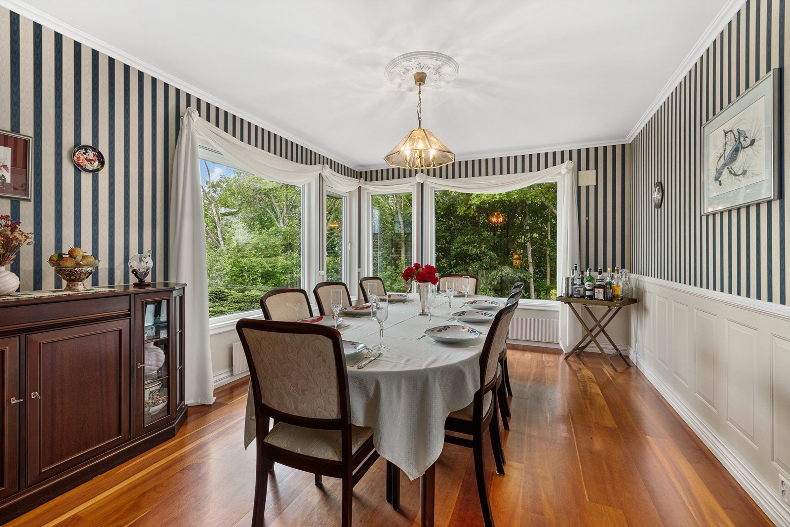 Det er god plass til både små og store selskapeligheter i en klassisk spisestue. Galleribilde