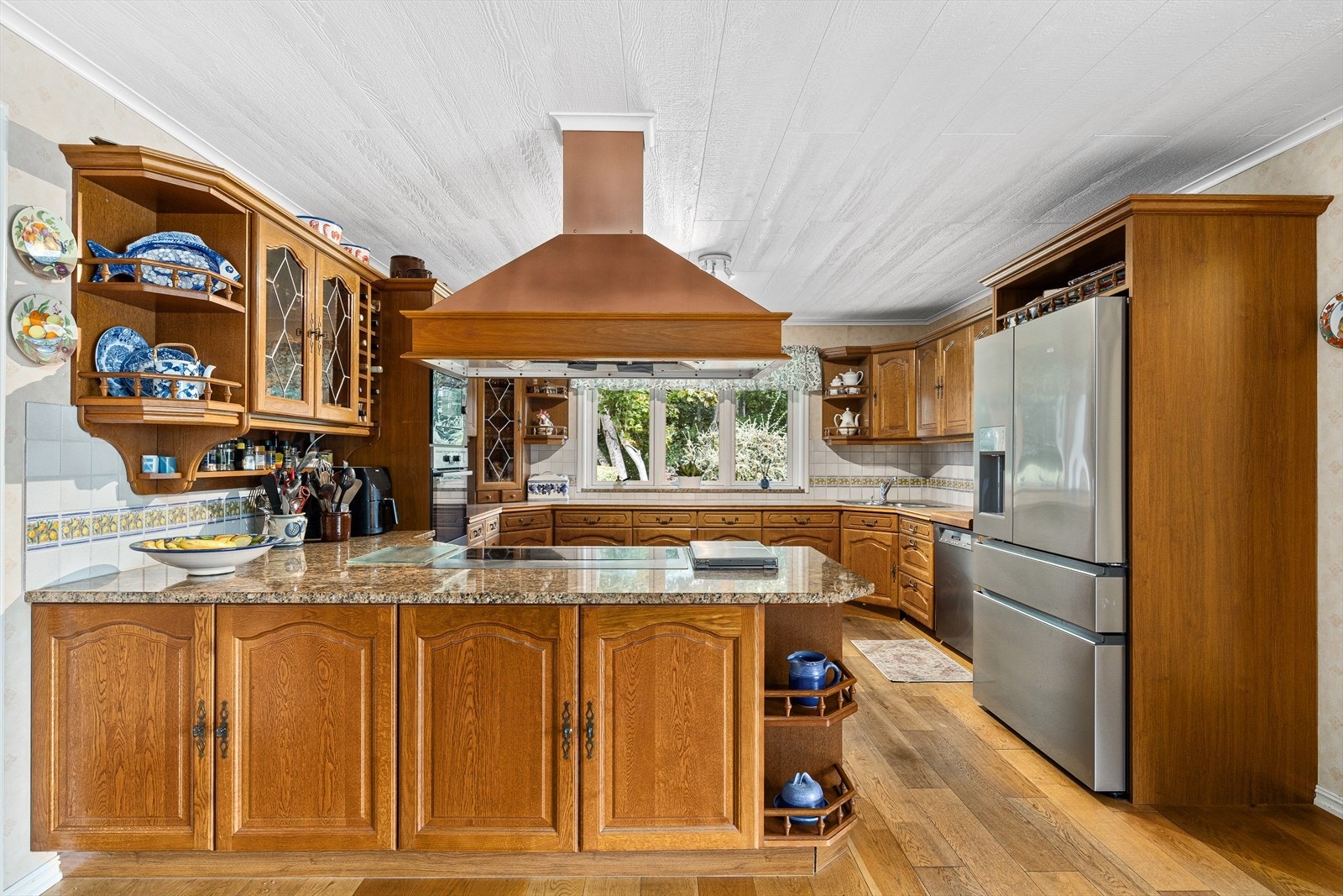 Kjøkkenet er stort og klassisk, og innbyr til spennende kokkelering på langstrakte benkeflater. Galleribilde