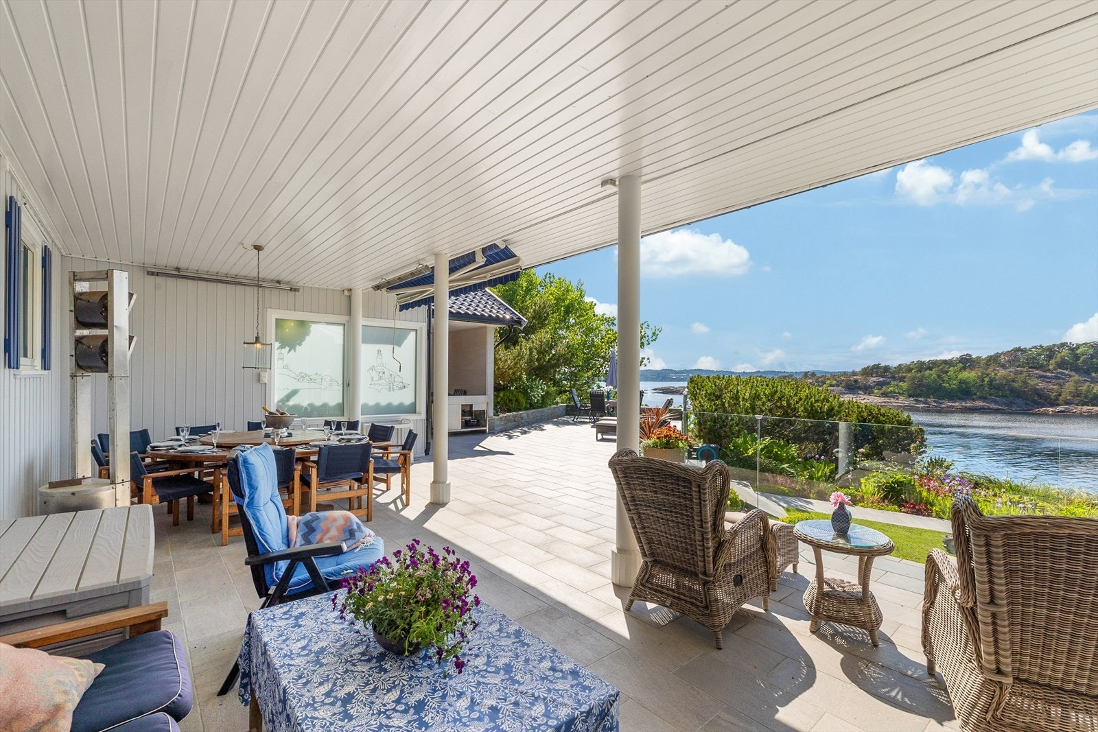 Overbygget sørger for brukstid om det skulle være litt ruskevær en sommerdag. Galleribilde