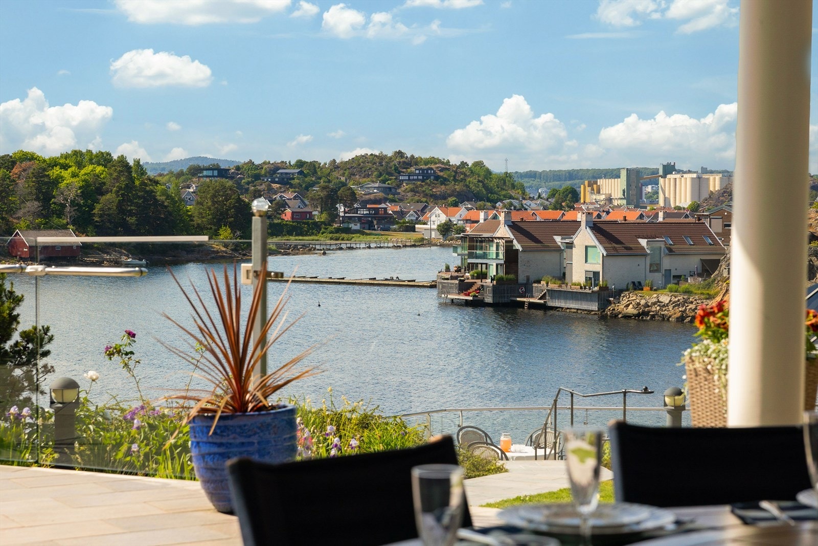 Fra terrasseplattingen ved stuen kan man se inn mot Hølen verft. Galleribilde