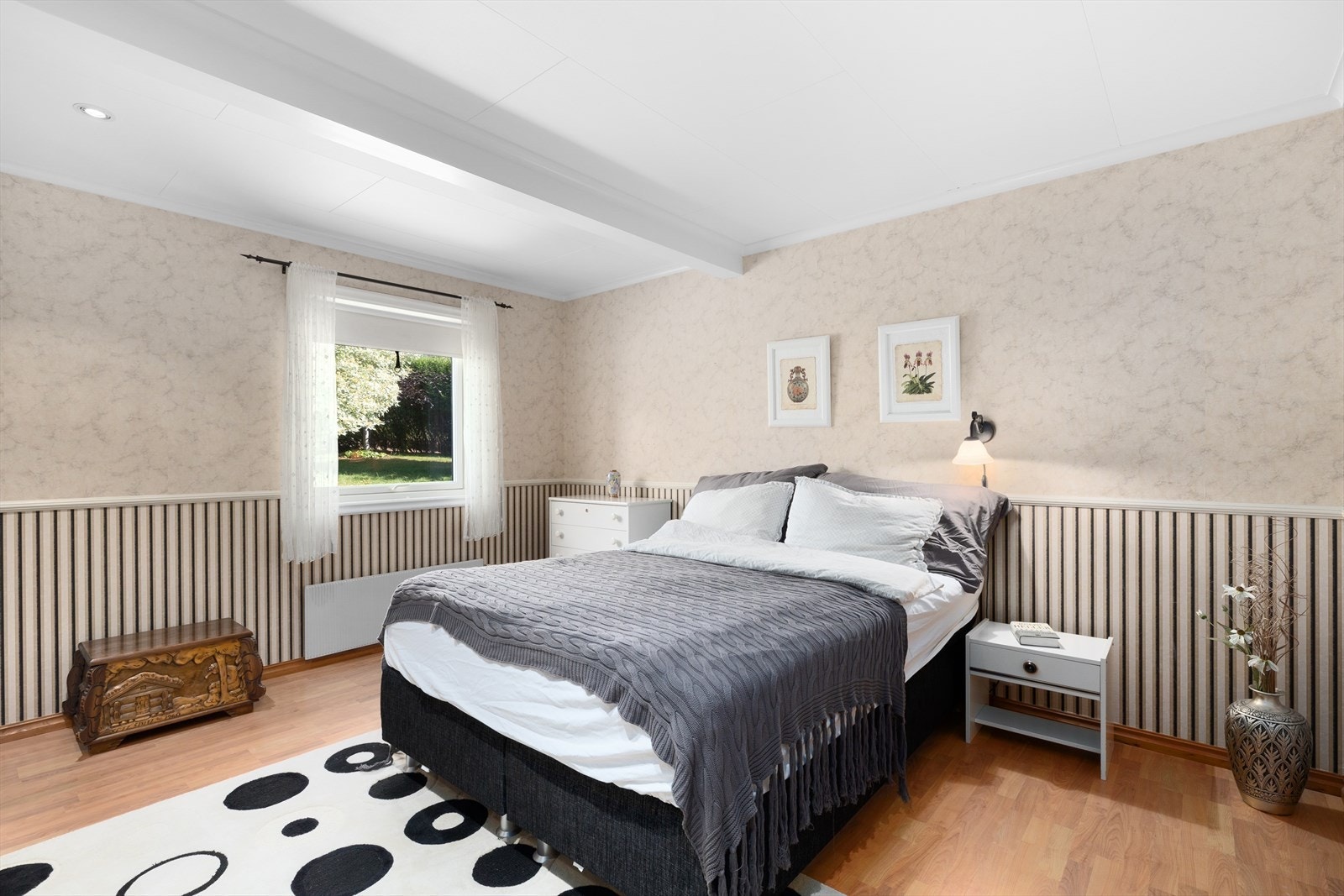 På ett av soverommene er det montert downlights i himlingen. Galleribilde