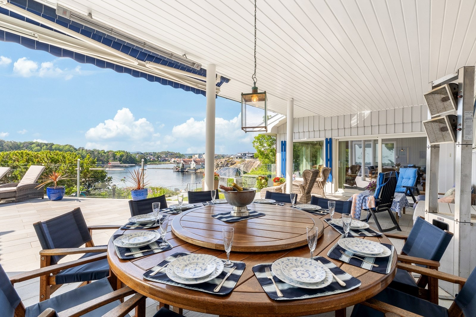 Ved utgangen fra stuen er det en lun, overbygd del med møbleringsfrihet. Galleribilde