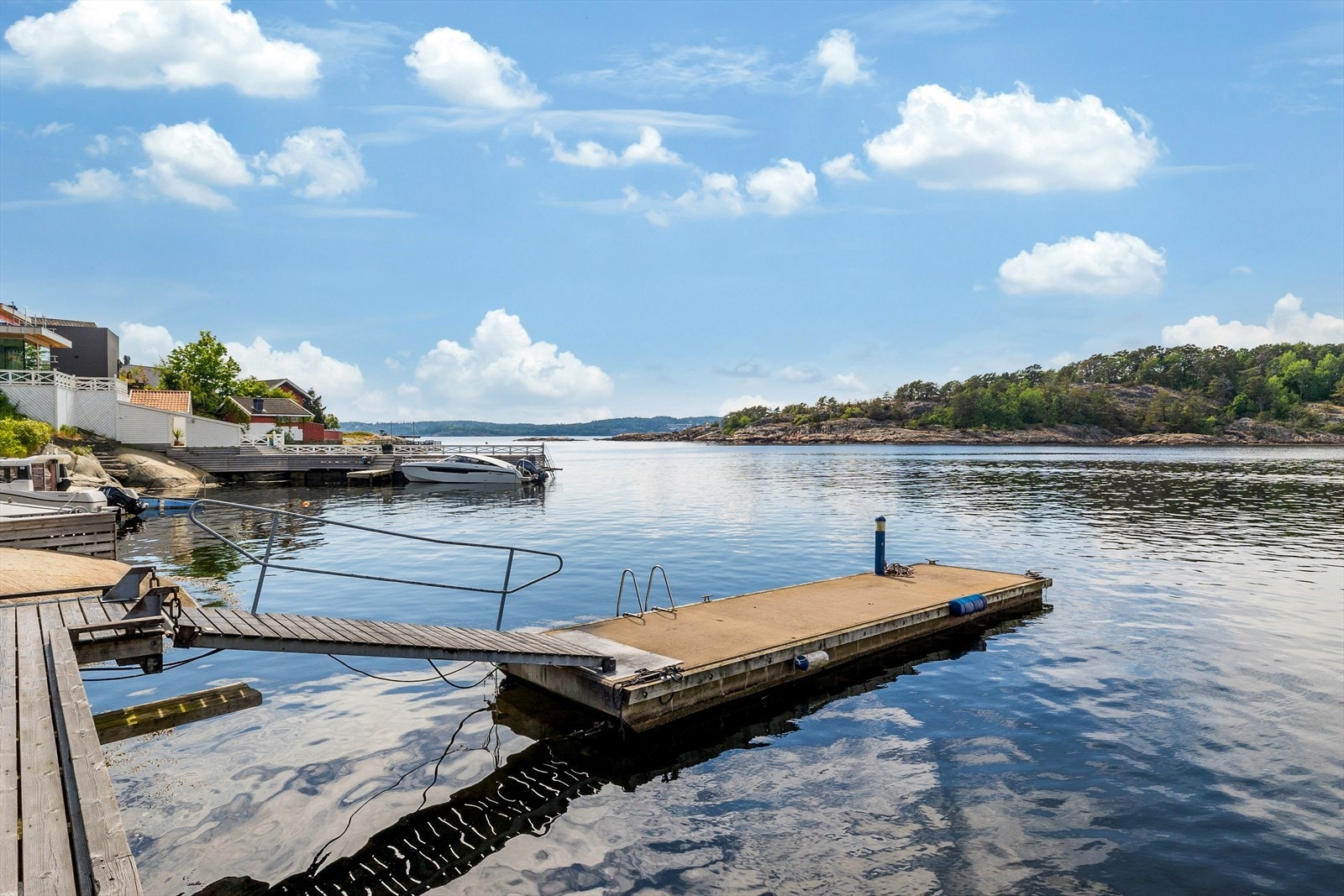 I tillegg til flotte bademuligheter på egen brygge bugner nærområdet av solrike strender. Galleribilde