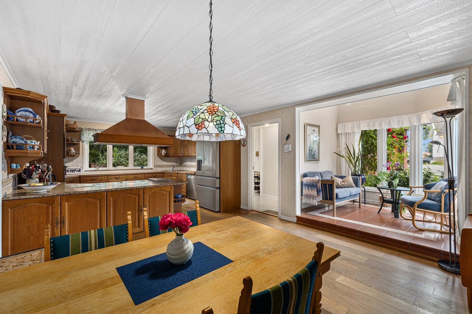 Nærheten mellom spiseplassen og kjøkkenet gjør matlagingen sosial og serveringen enkel. Galleribilde