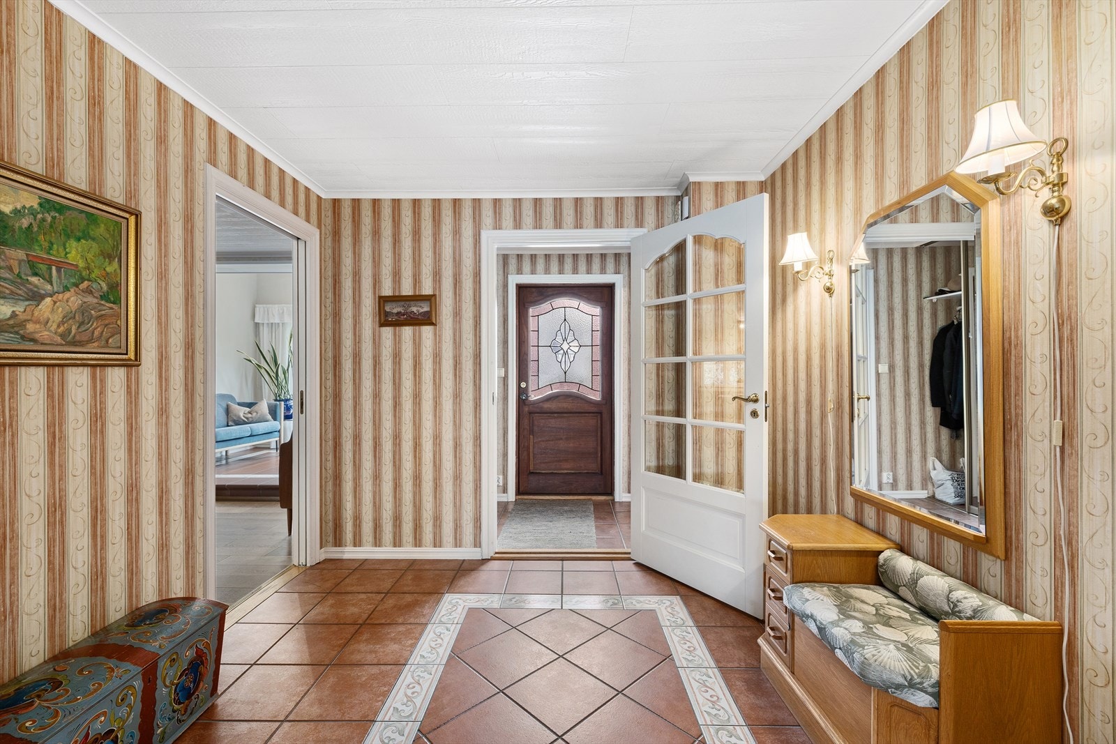 Eneboligen har et pent vindfang og hall i samme klassiske stil. Galleribilde