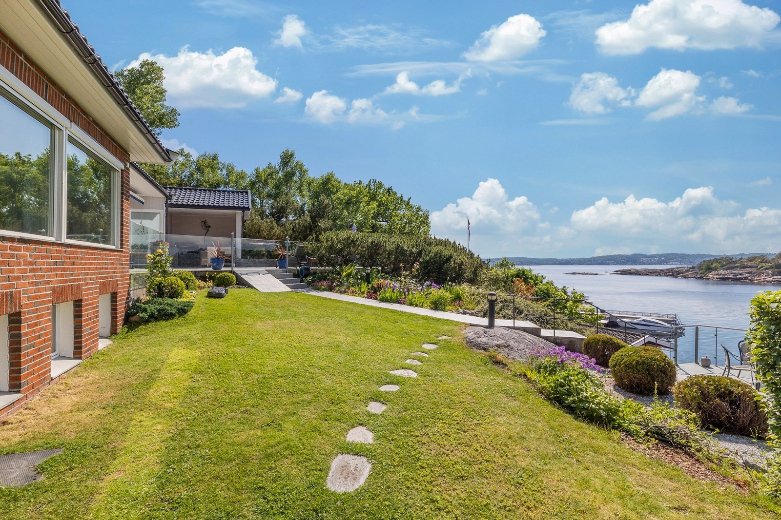 Rundt boligen er det en frodig, vakker og solrik hage. Galleribilde