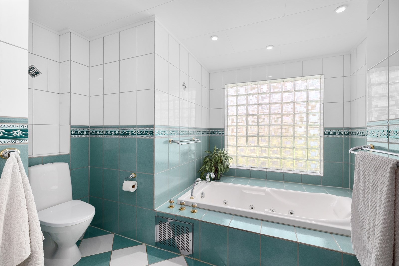 I gangen ved soverommene er det et stort, helfliset bad med badekar. Galleribilde