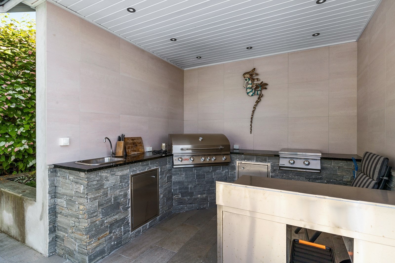 Utekjøkkenet har bl.a. downlights, plassbygde griller og utevask. Galleribilde