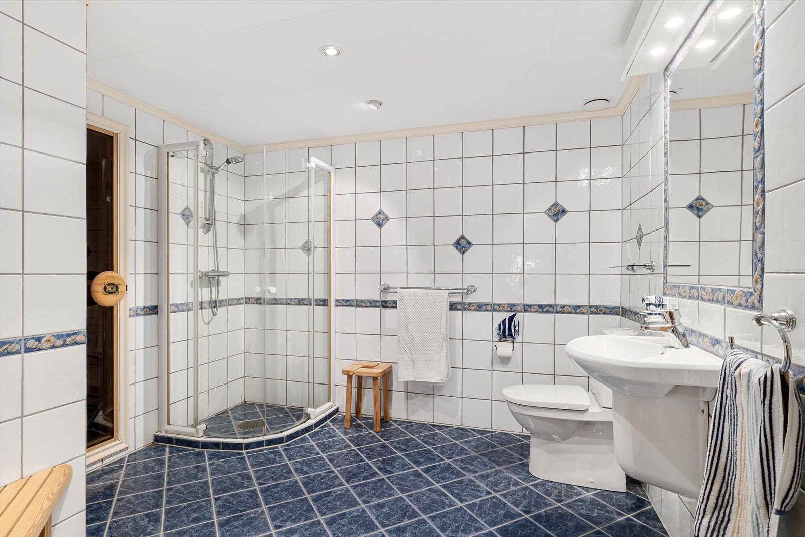 I underetasjen er det et stort, helfliset bad med tilliggende badstue. Galleribilde