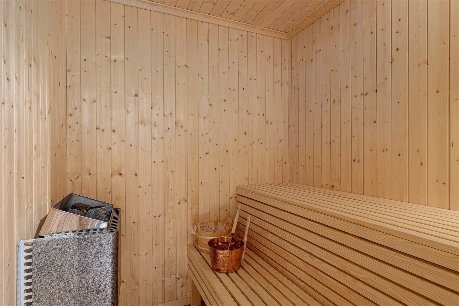 Badstuen har plassbygde sittebenker og elektrisk badstueovn. Galleribilde