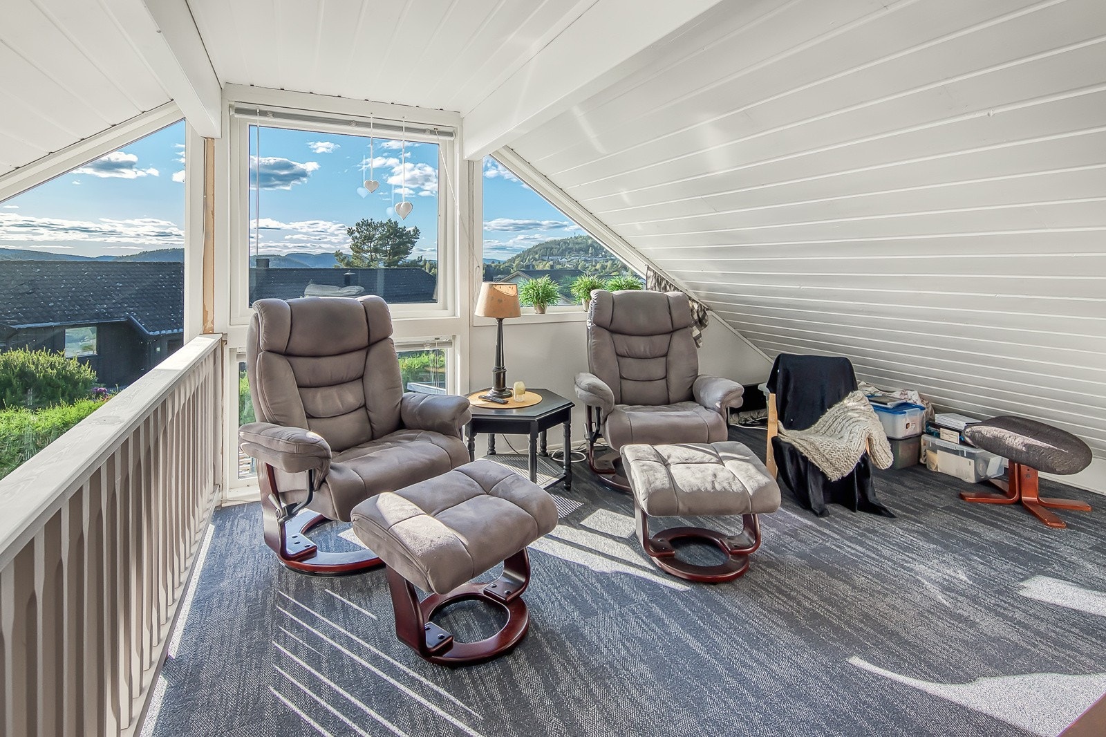 Stue i loftsetasje med flott utsikt mot vest. Galleribilde