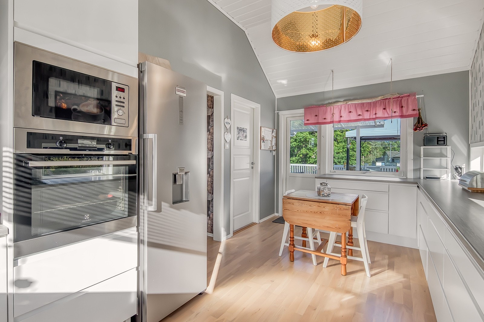 Godt med oppbevaringsplass og praktisk med utgang til terrassen. Dør i enden til venstre er inn til vaskerom. Galleribilde