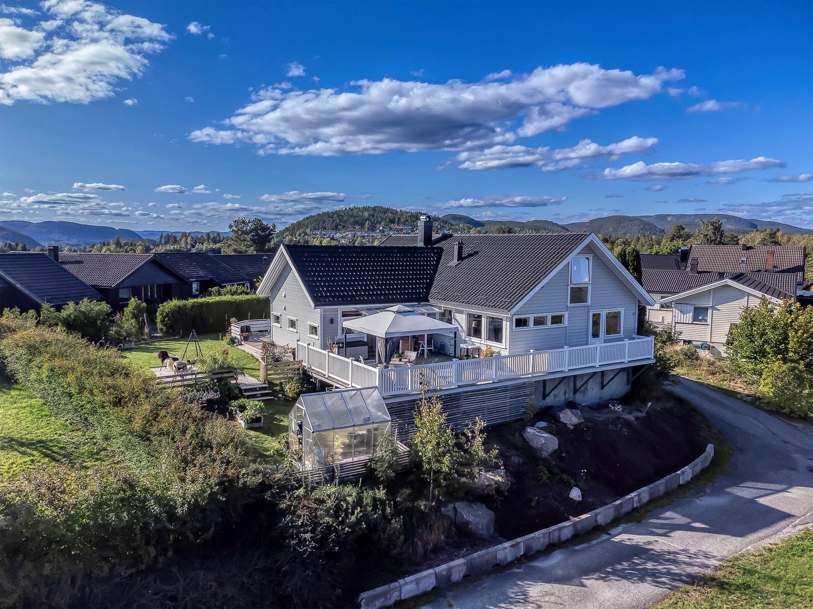 Her kan man nyte både morgen og kveldssolen ettersom man har uteplasser både mot øst og vest. Galleribilde