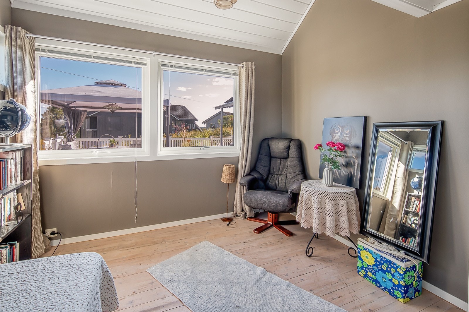 Soverom 2 hvor deler av rommet har full takhøyde. Galleribilde