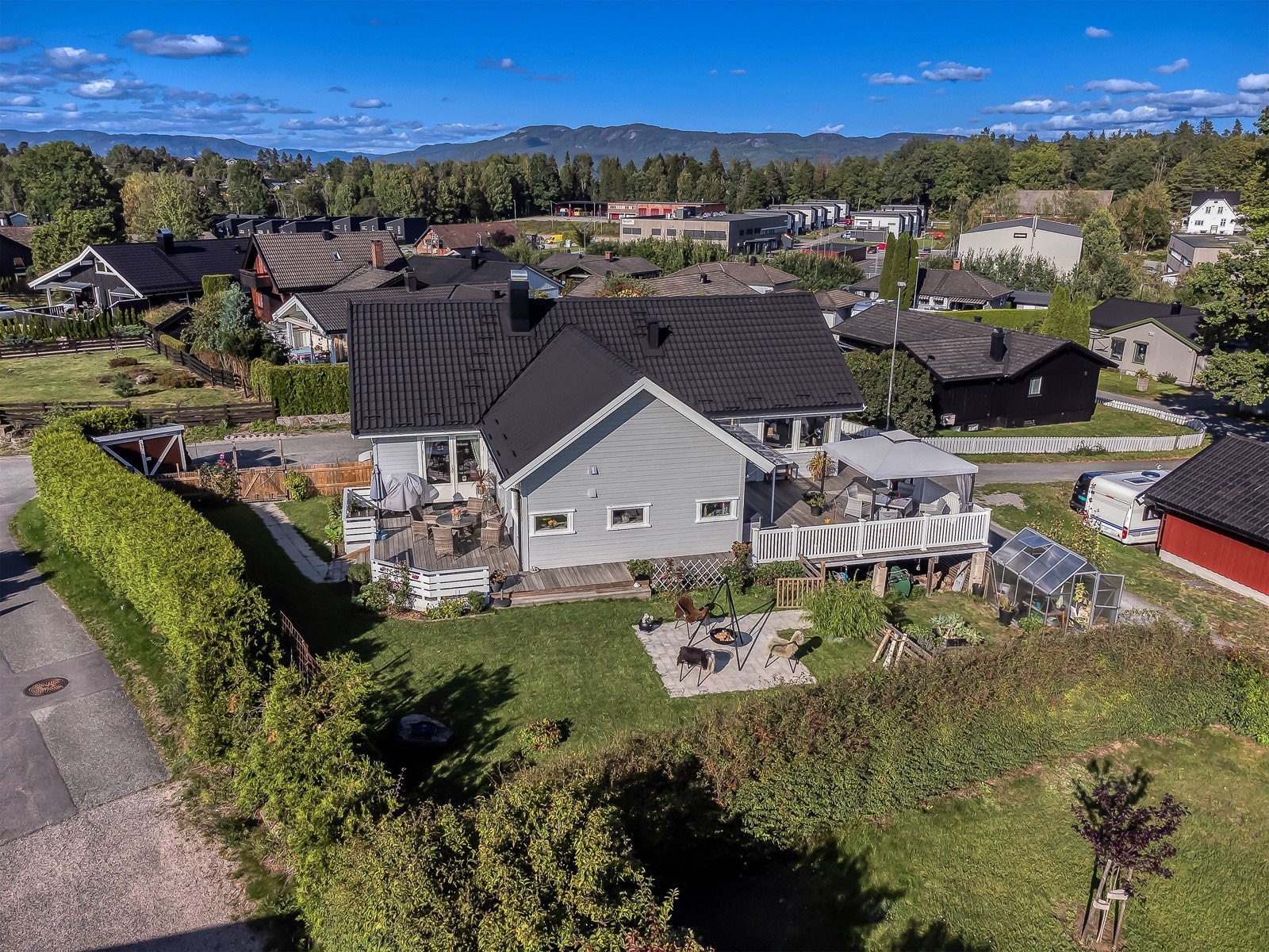 Inngjerdet med hekk gjør at man sitter usjenert ute. Galleribilde