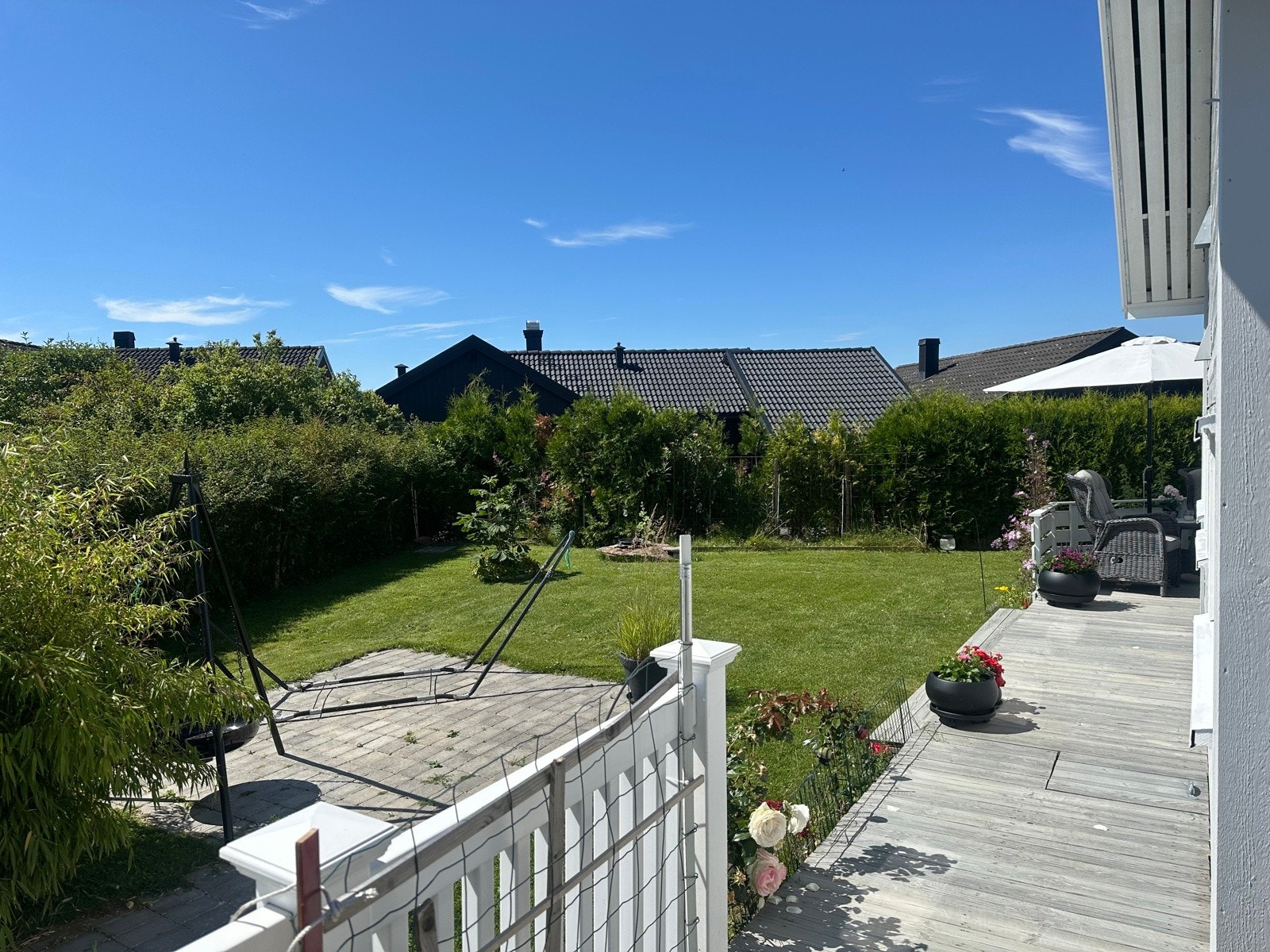 Terrassen går rundt 3 av sidene på huset. Hagen er meget pent opparbeidet og det er også plass for hagelek. Galleribilde