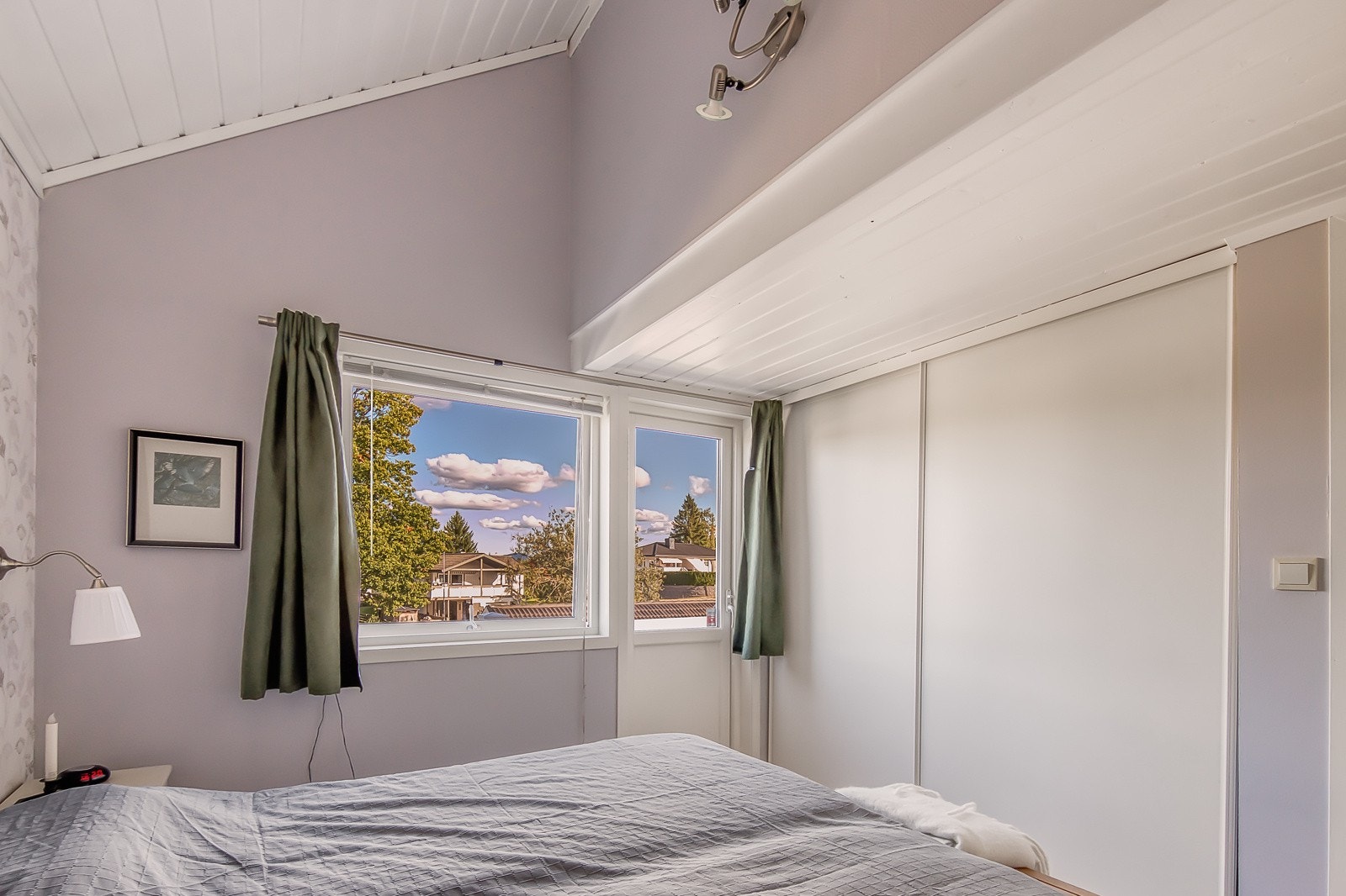 På hovedsoverommet er det en praktisk skyvedørsgarderobe. Galleribilde