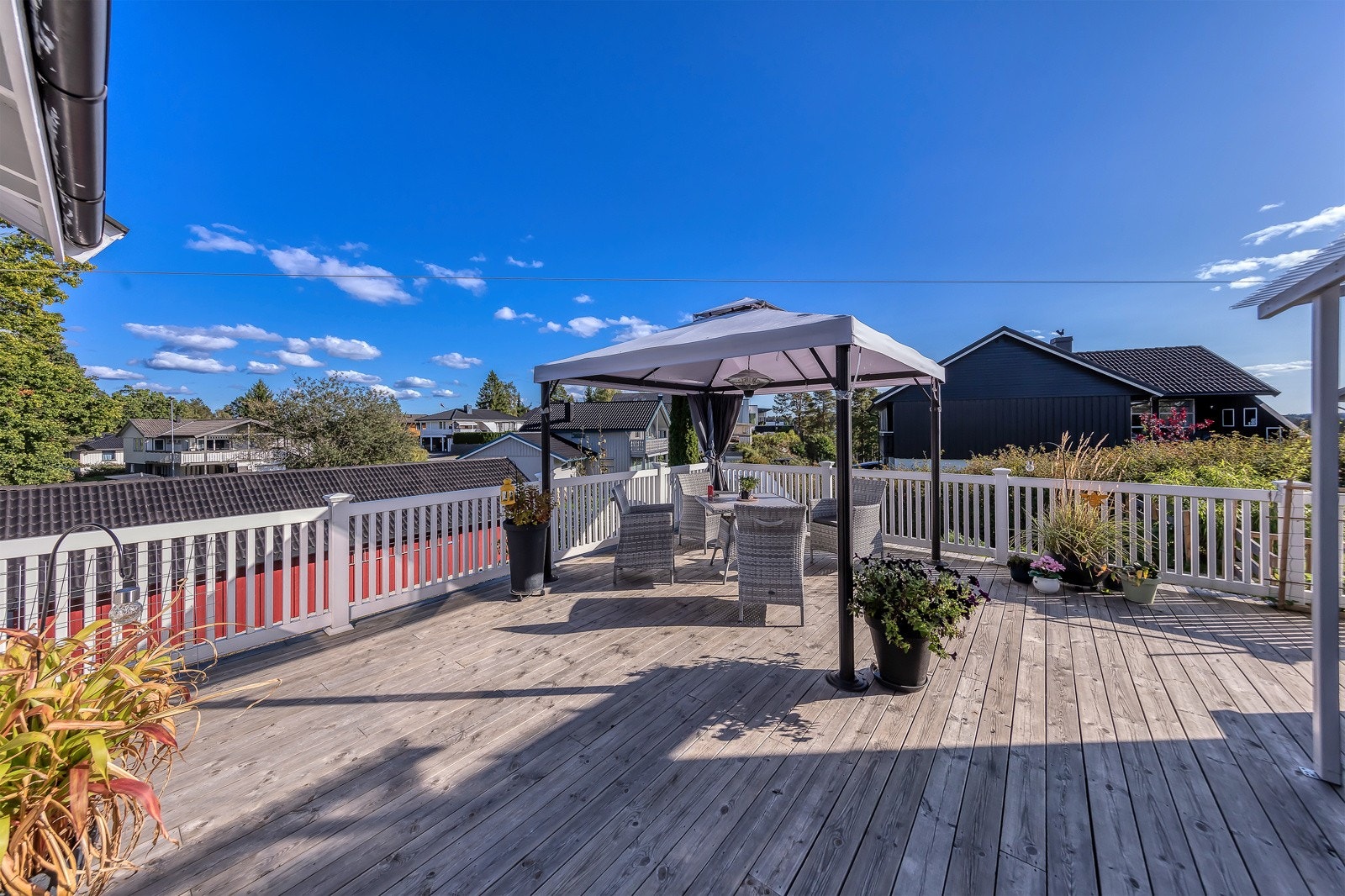 Uteplass mot øst med utgang fra kjøkkenet. God plass til fast pergola eller soltelt som vist her. Galleribilde