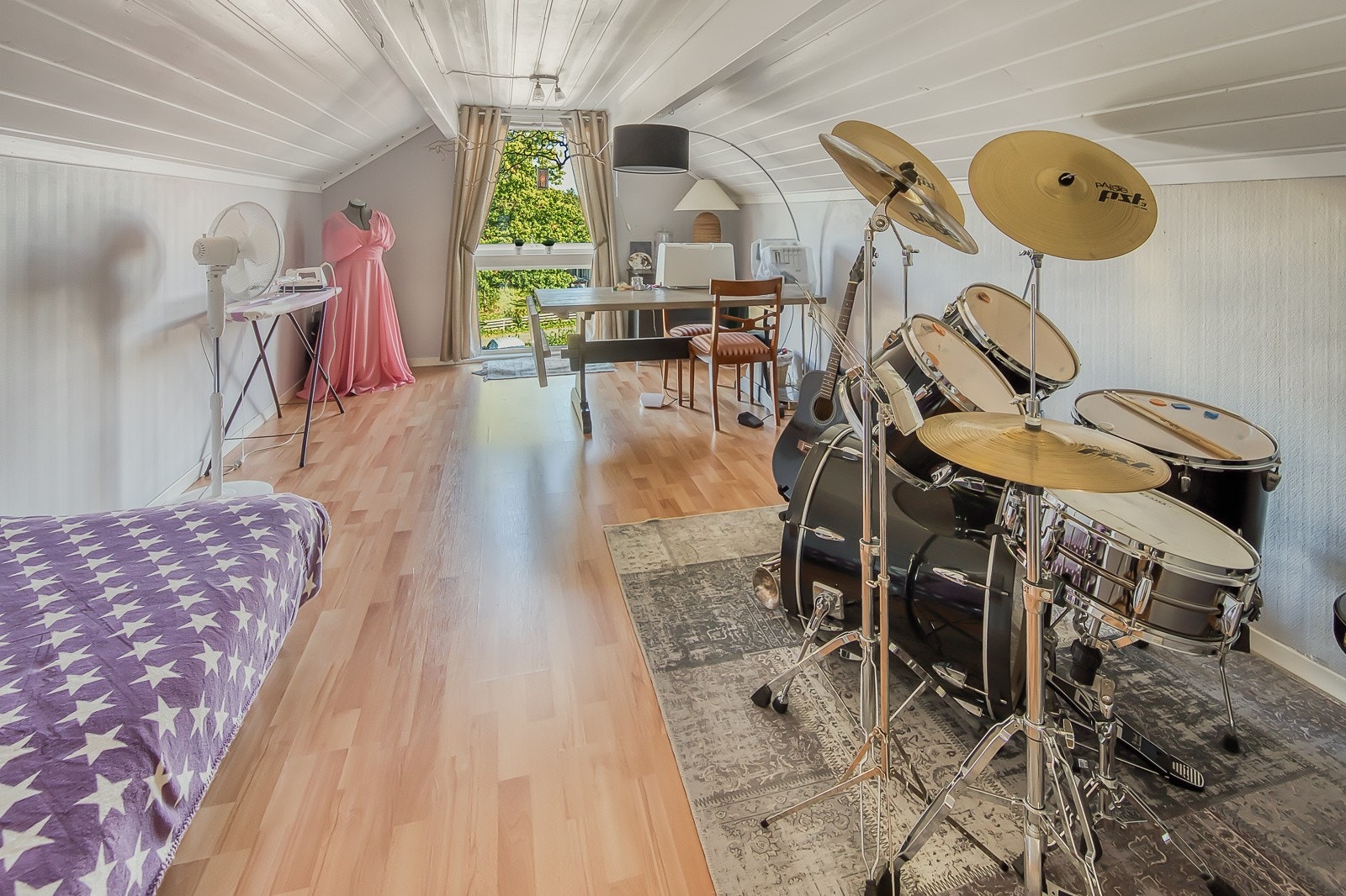 Soverom/stue i 2. etasje - her innredet som musikk og hobbyrom. Takhøyde 210 cm. Rommet er ikke meldt bruksendret til Skien kommune. Galleribilde