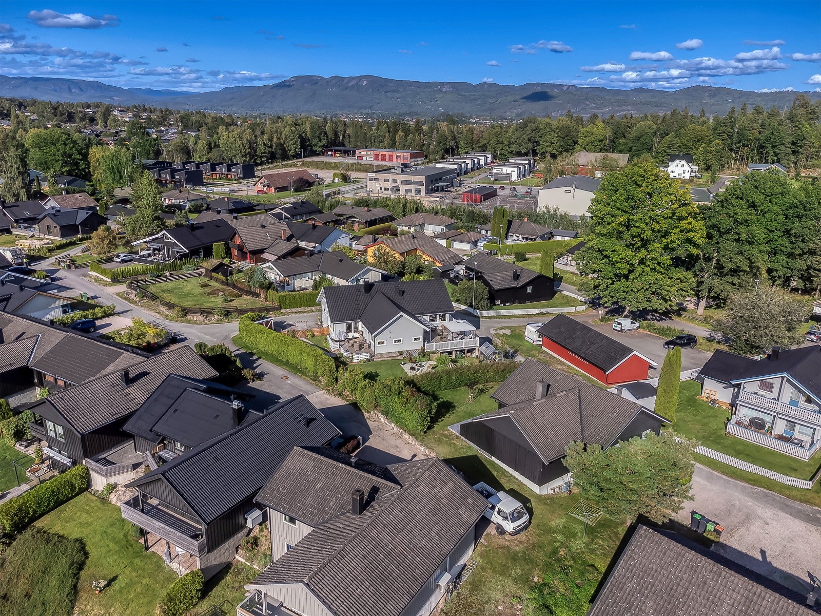 Boligen ligger i et etablert boligfelt på Gulset. Kort veg til det meste. Garasjeplass med lagrinsloft i det røde bygget til høyre. Bolige har 1 av de 3 garasjen i bygget. Mye gjesteparkering på plassen rundt. Galleribilde