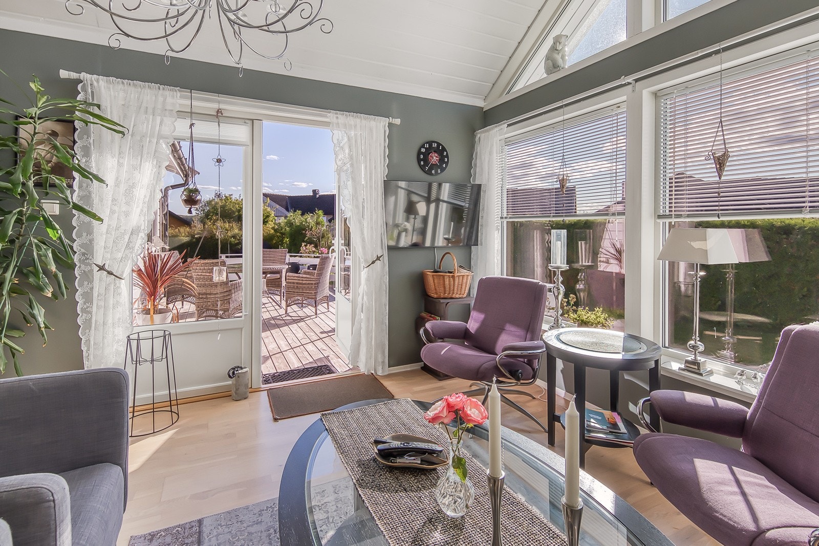 Fra stuen er det utgang til terrassen. Galleribilde