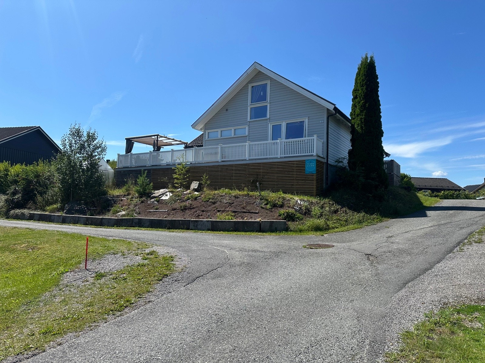 Selger har i ettertid tettet igjen under terrassen mot vegen for å få mer lagringsplass. . Galleribilde