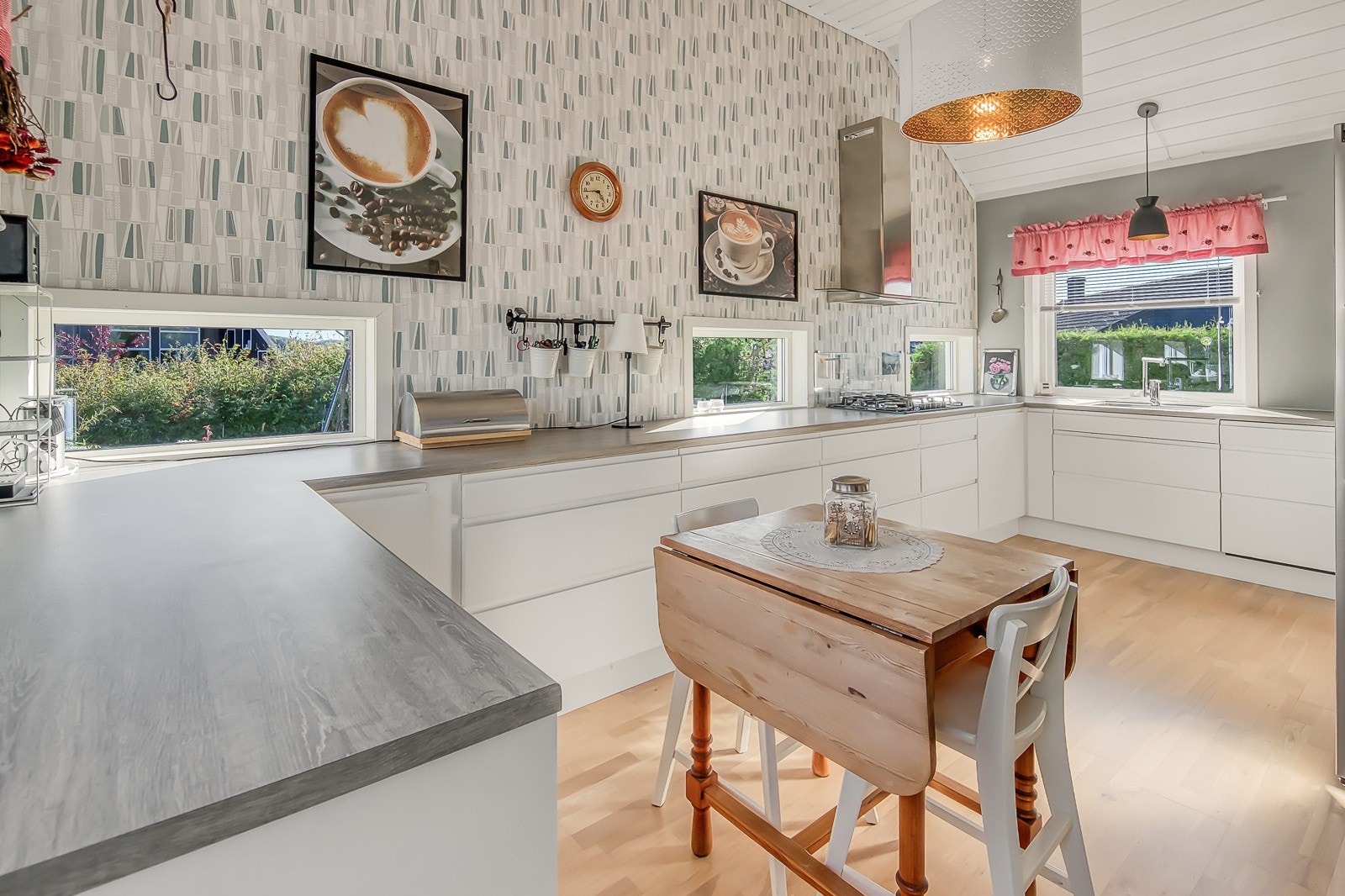 Flott kjøkken med integrerte hvitevarer og mye naturlig lys inn. Godt med benkeplass til ønskelige kjøkken aktiviteter. Takhøyde på over 3 meter. Galleribilde