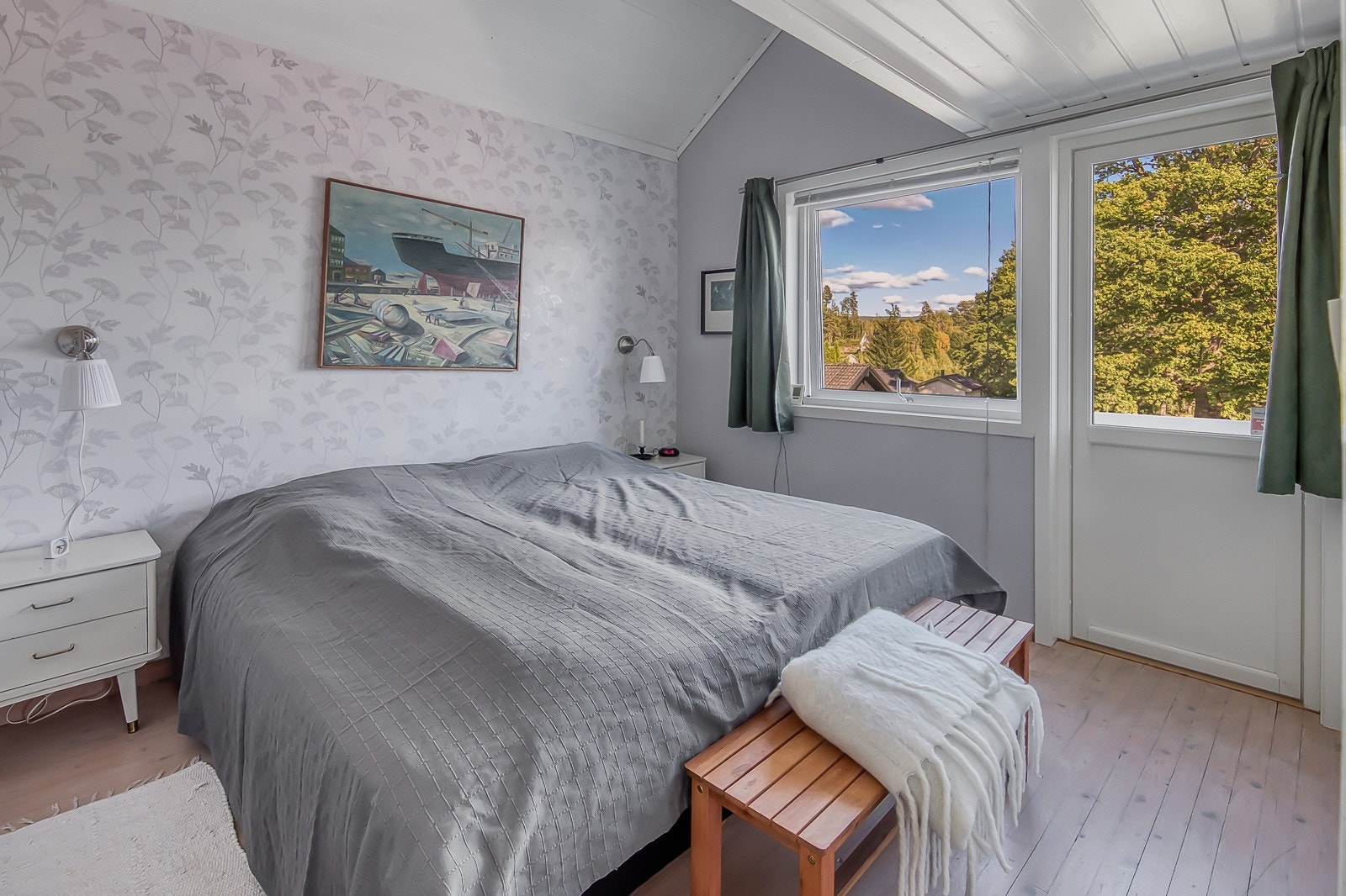 Hovedsoverom med utgang til luftebalkong. Deler av taket er full høyde. Galleribilde