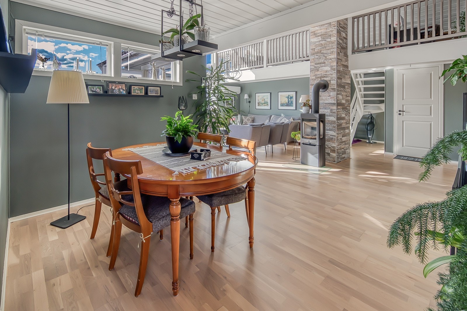 God pass til spisebord hvor ileggsplater og mange gjester ikke er noe problem. Ligger vegg i vegg med kjøkkenet dersom man ønsker å åpne opp rommene mer. Galleribilde