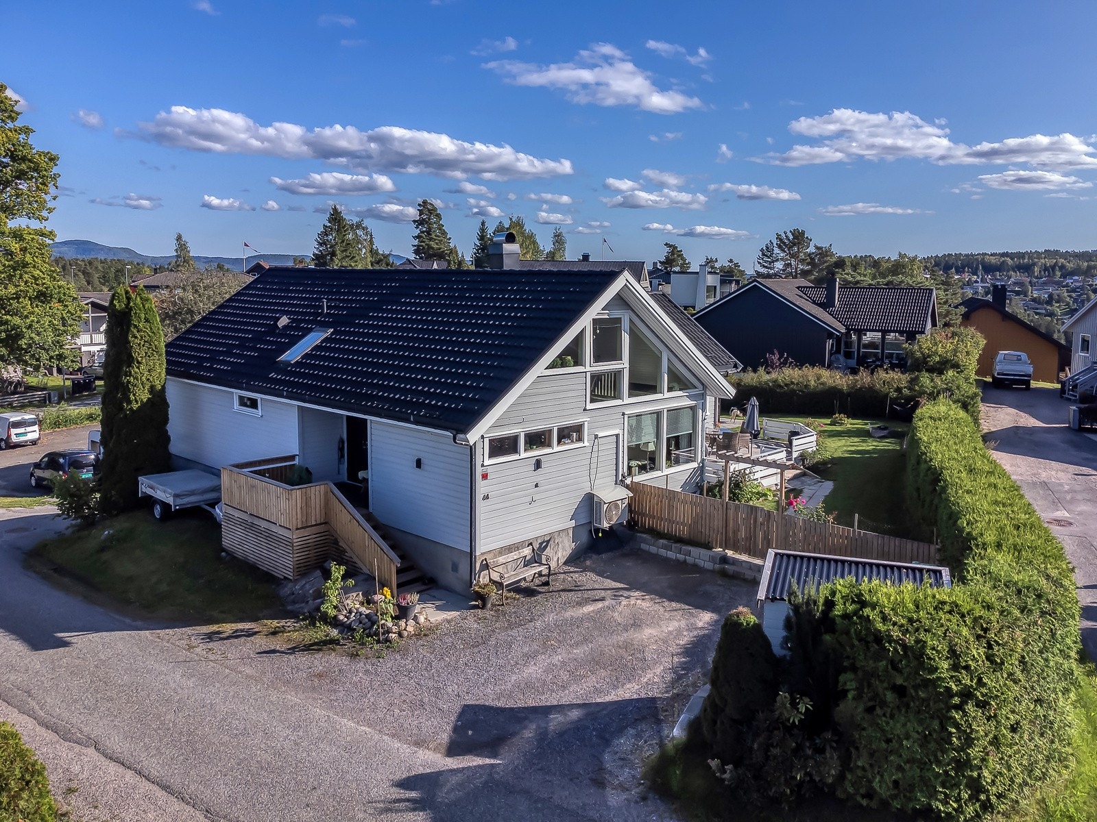 God gårdsplass med plass til biler og gjesteplasser. Galleribilde