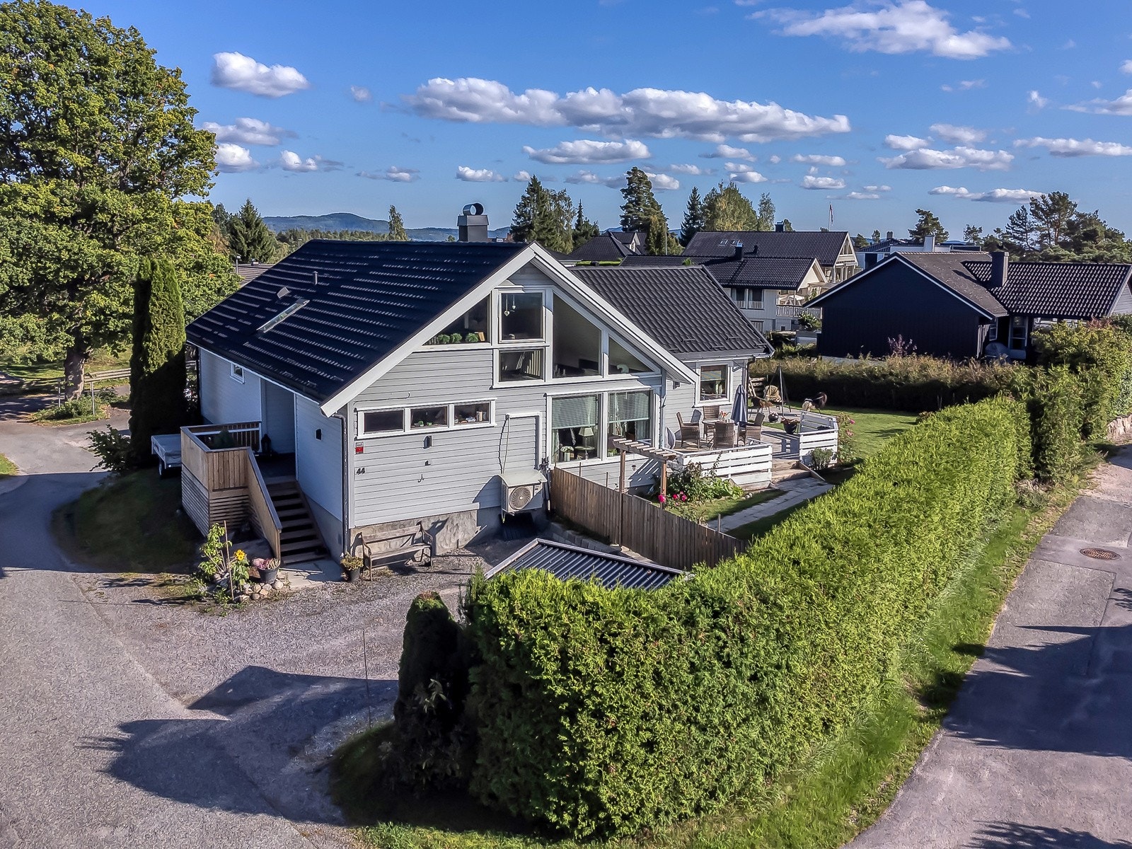 Biloppstillingsplass i gårdsplass. Det er i tillegg garasje i felles garasjeanlegg på andre siden av boligen. Galleribilde