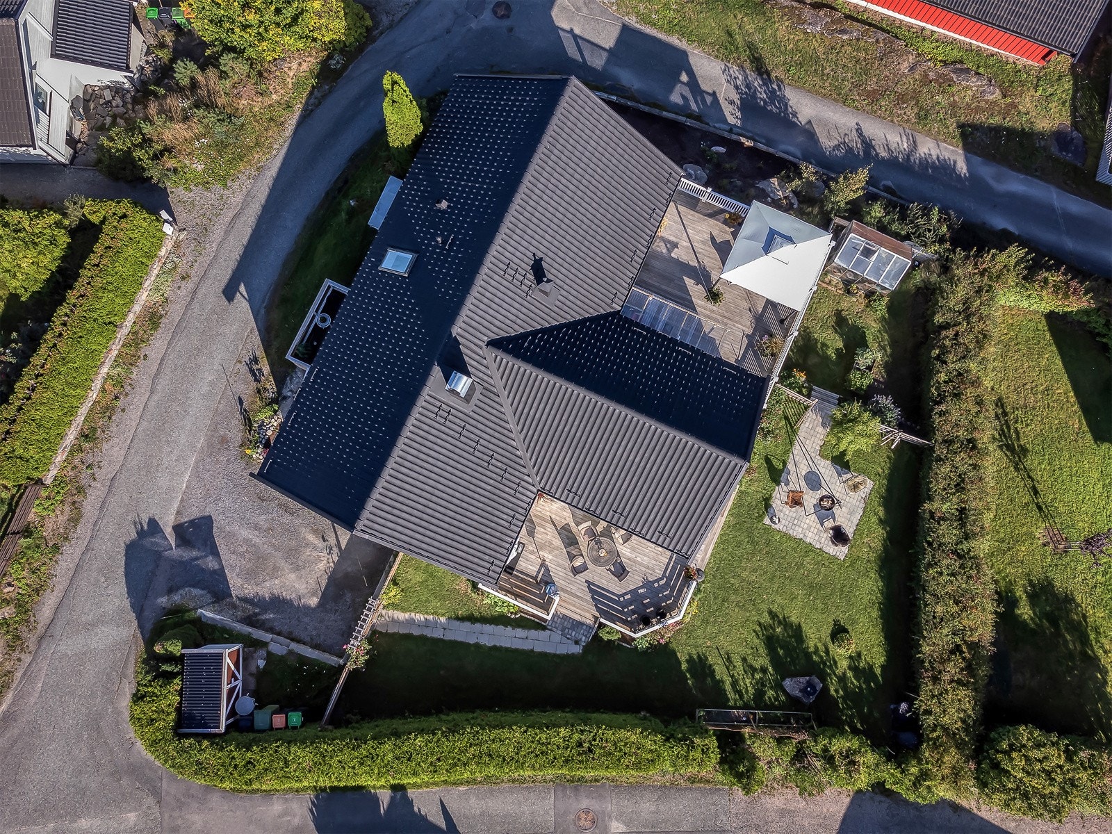 Tomten er på ca 562 kvm. Tilhørende garasjeplass i det røde bygget øverst til høyre. Galleribilde