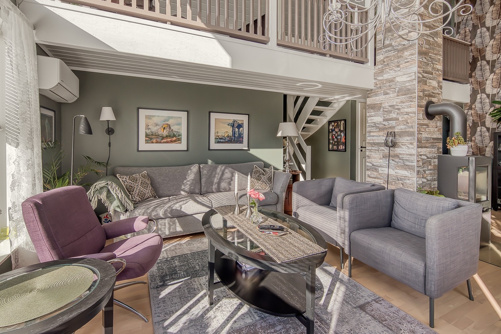 2. etasjen med rekkverket til mesanin som gjør det luftig og gir mye lys både i 1. og 2. etg. I stuen er det nyere vedovn (innsatt nytt pipeløp) og varmepumpe. Galleribilde