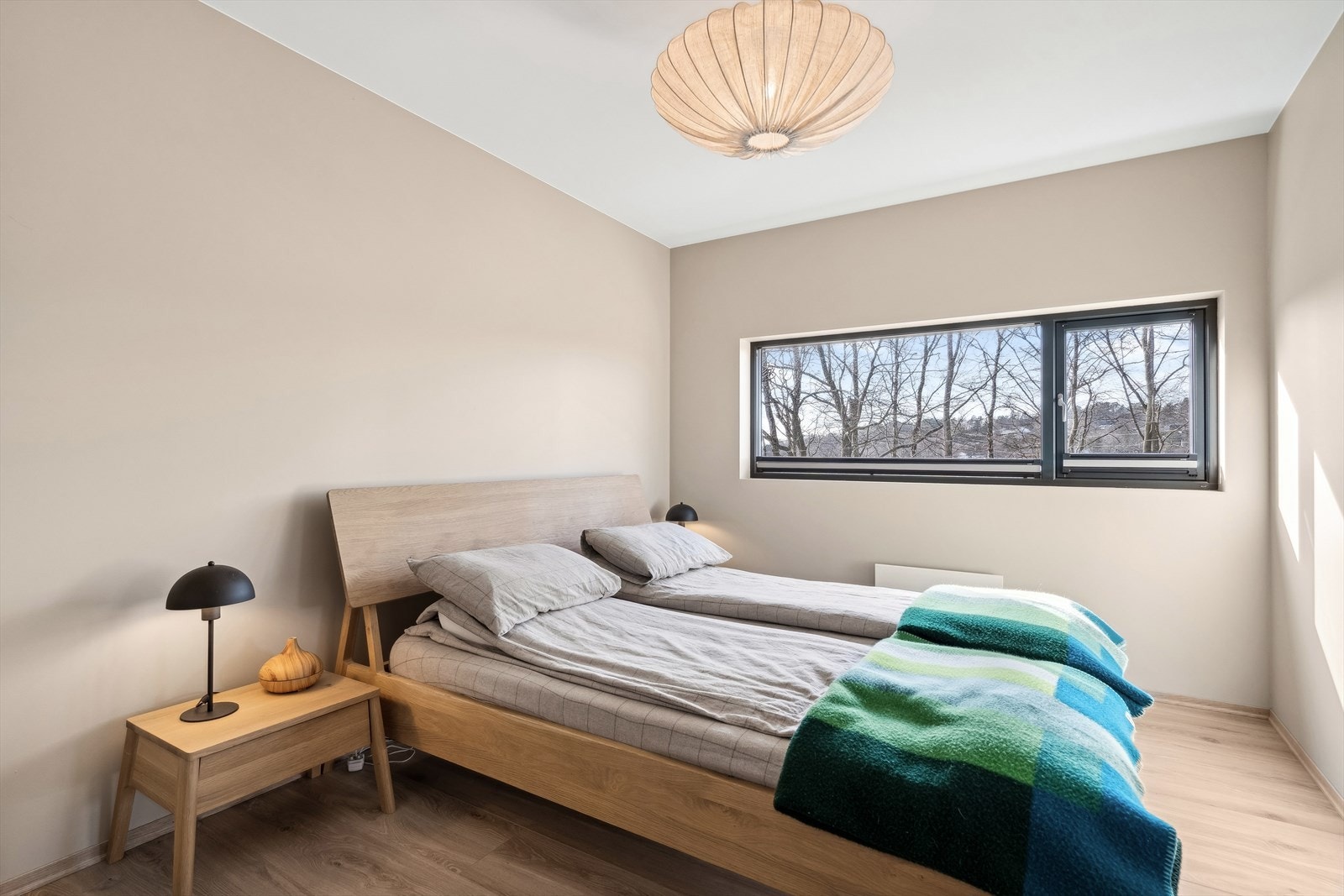 Soverommet er innredet i samme nordiske fine stil som resten av boligen. Galleribilde