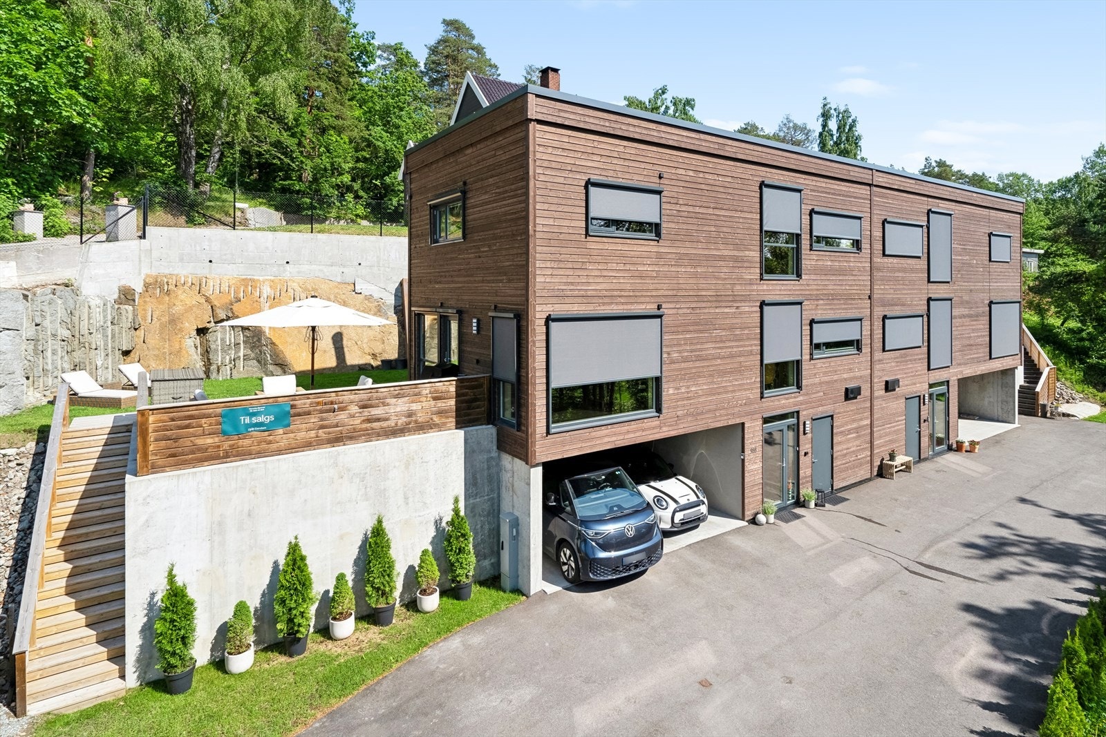 Dette er en lettstelt eiendom med plen bak huset i tillegg til felles uteområde litt høyere i terrenget. Gårdsplassen er asfaltert og gir et stramt og ryddig uttrykk. Galleribilde