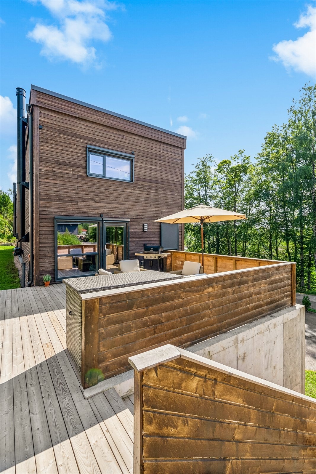 Nyt sommeren på denne meget solrike terrassen som i tillegg er usjenert. Galleribilde