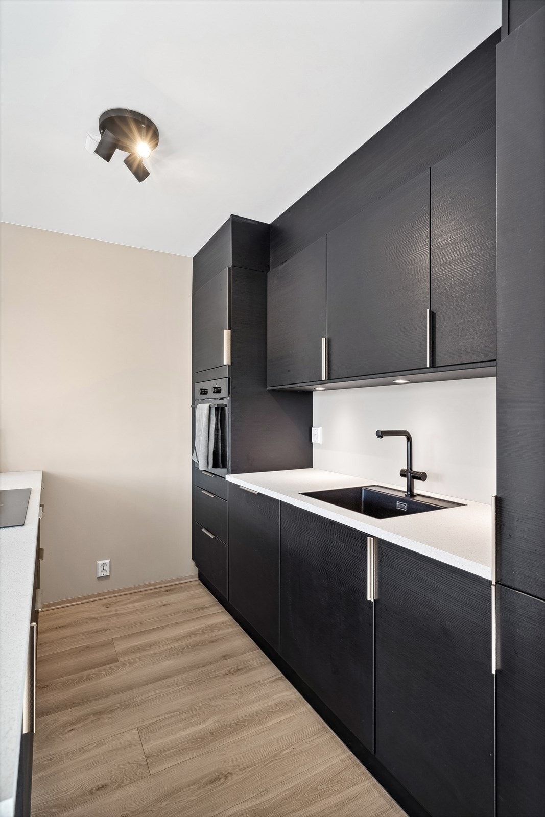 Kjøkkeninnredning rekker helt til tak og er levet av Aubo. Galleribilde