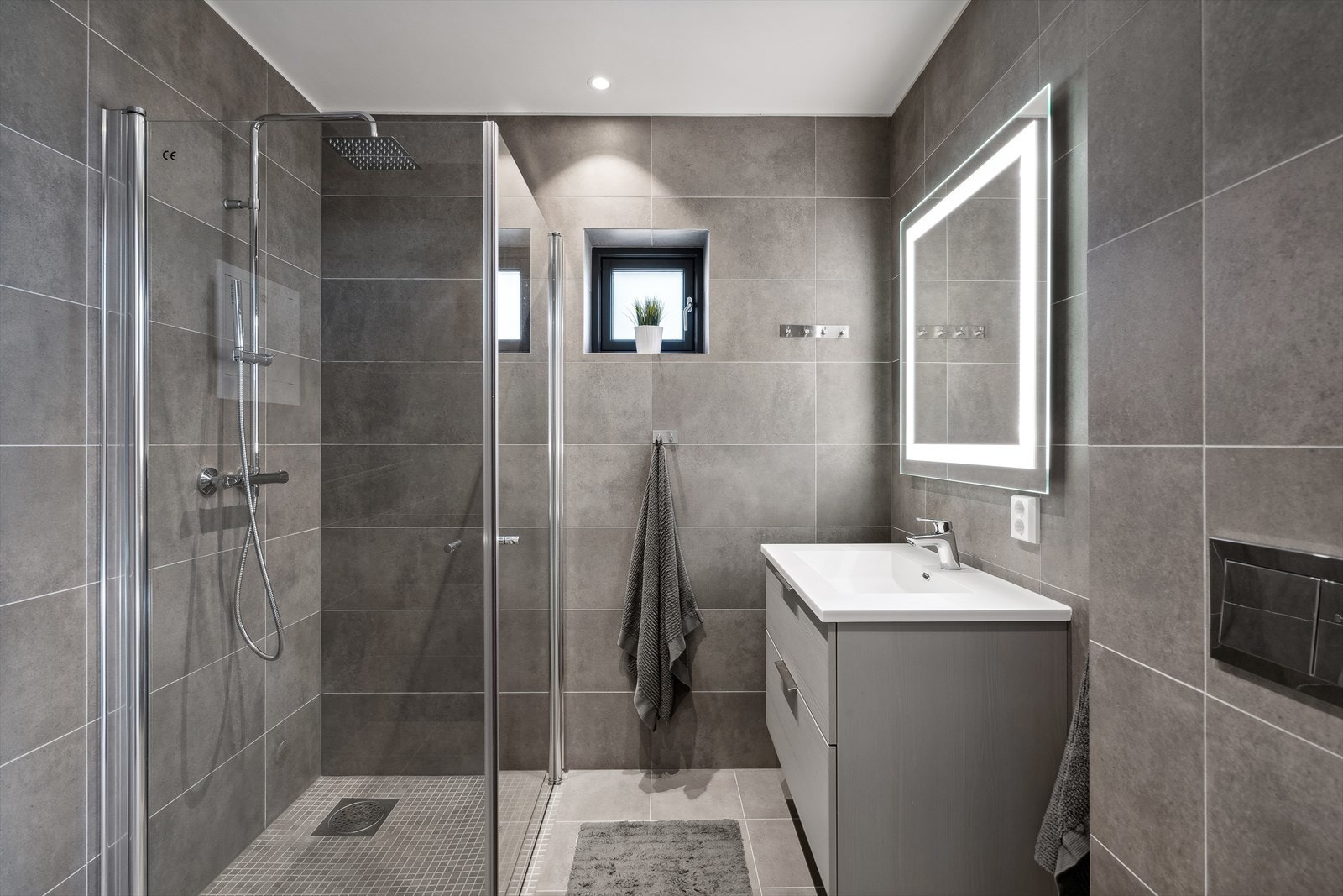 Lekkert moderne bad med fine fliser. Galleribilde