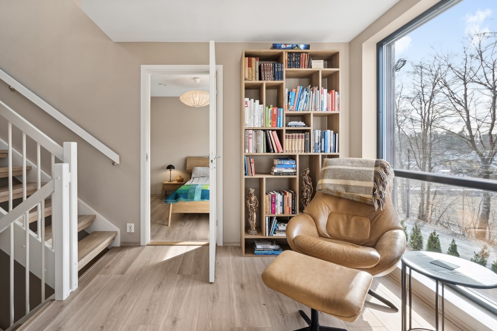 Bak døren er "voksenavdelingen" med stort soverom og videre adkomst til bad. Galleribilde