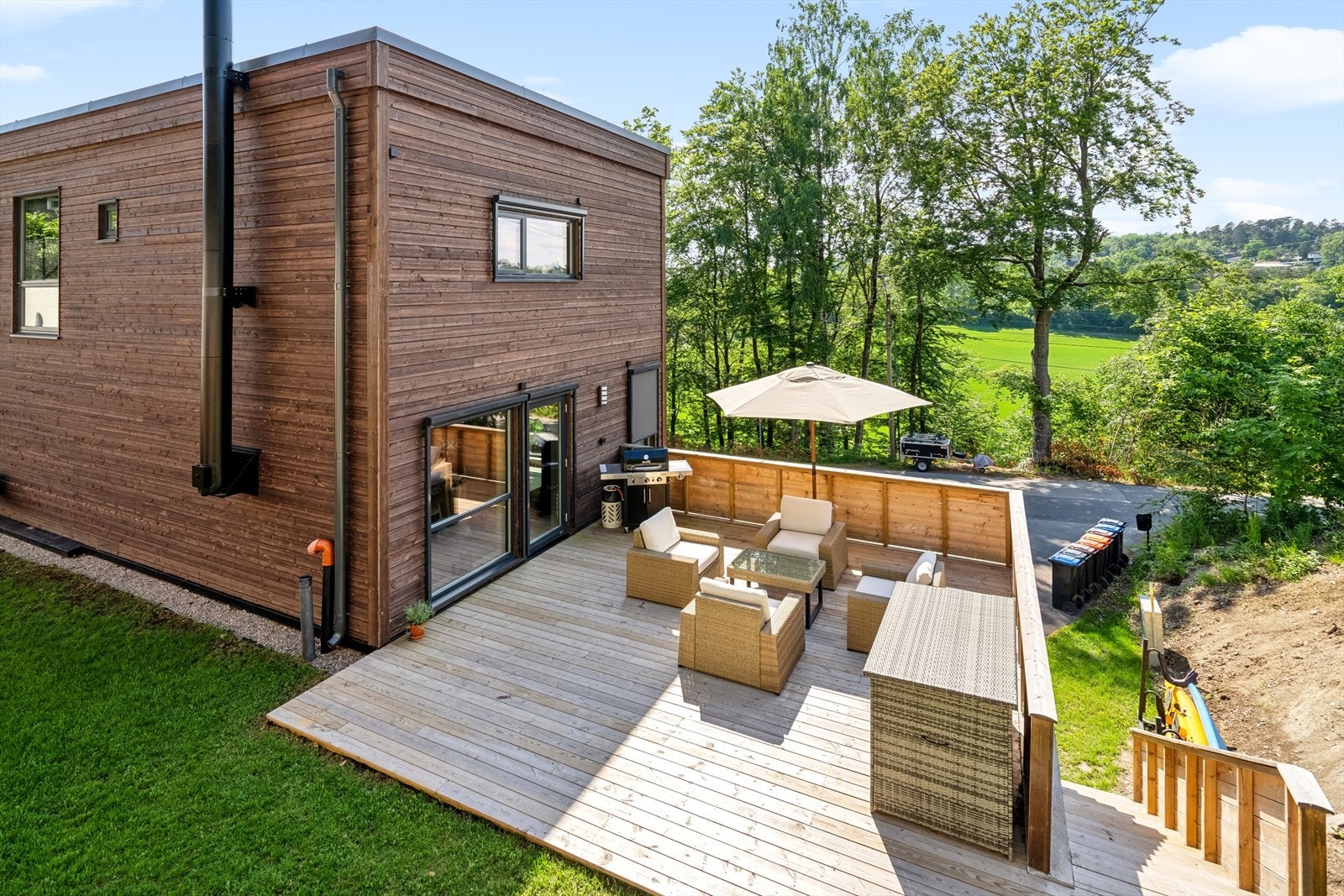 DNB Eiendom v/ Veronika Bjønnes har gleden av av presentere en romslig og nesten ny familiebolig med kort avstand til bl.a. sjø og skole Galleribilde