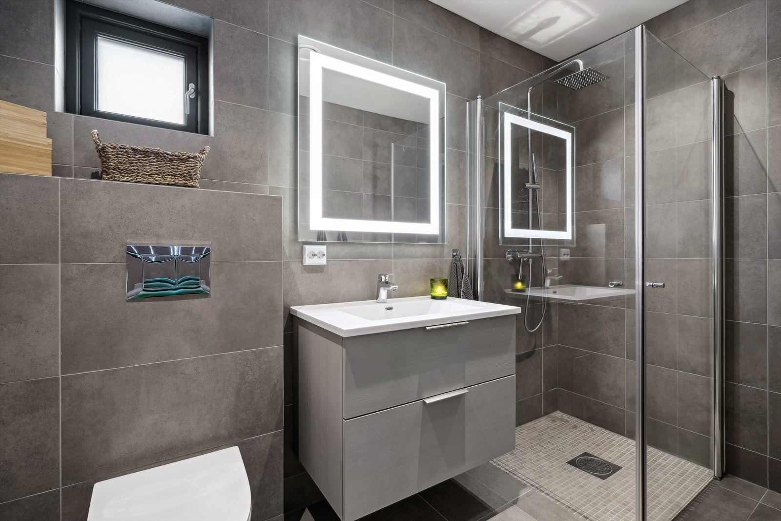 Begge badene har samme type flis og innredning. Dette er baderommet i 2. etg. Galleribilde