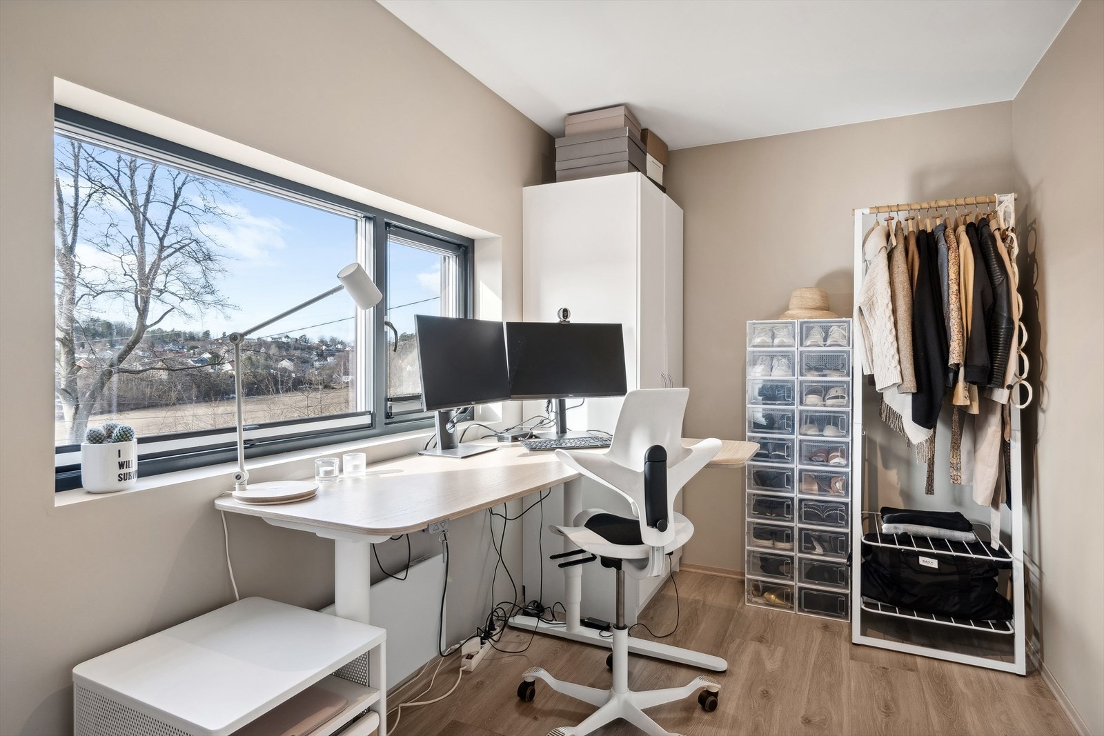 Soverom 2 benyttes i dag som kontor - nyt fredfull utsikt over jordene Galleribilde