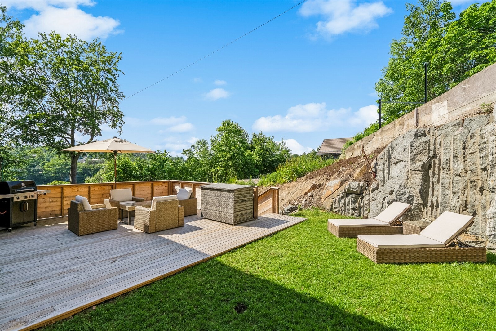 Nyt fine dager på usjenert og solrikt terrasse - optimale solforhold med ennå en uteplass på høyden bak huset som er felles med naboen. Galleribilde