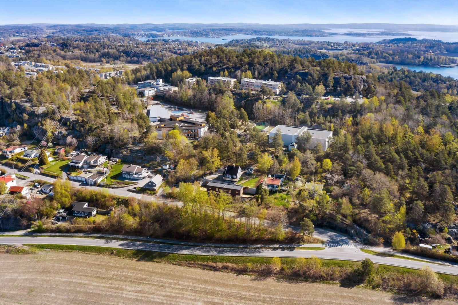 Denne flotte boligen ligger nederst i Vardeveien. Barna bruker 2 min opp snarveien til barneskolen og det er flotte turmuligheter i området. 1 km til Ormestadvika. Galleribilde