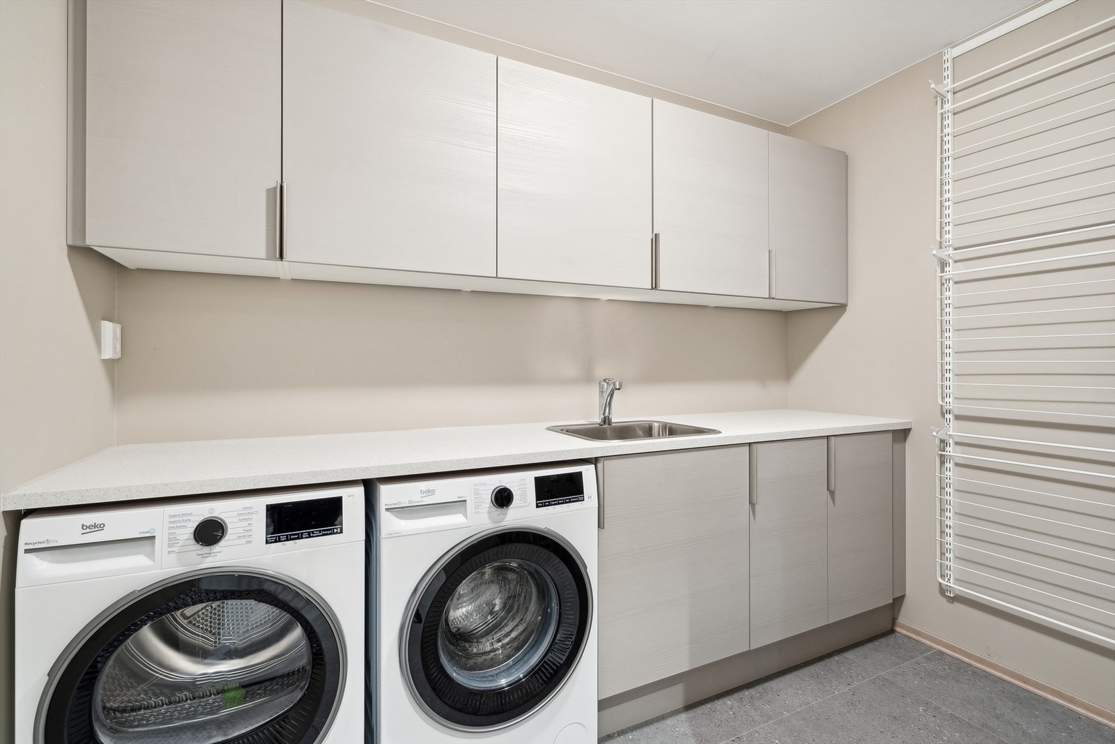 Vaskerommet er praktisk innredet - et rom det er lett å holde orden på! Galleribilde